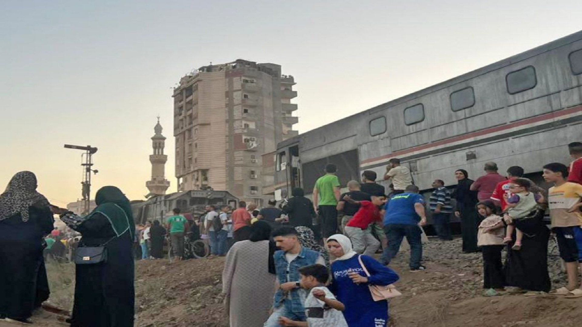 مصرع اثنين وجرح 29 في حادث تصادم قطارين في مصر